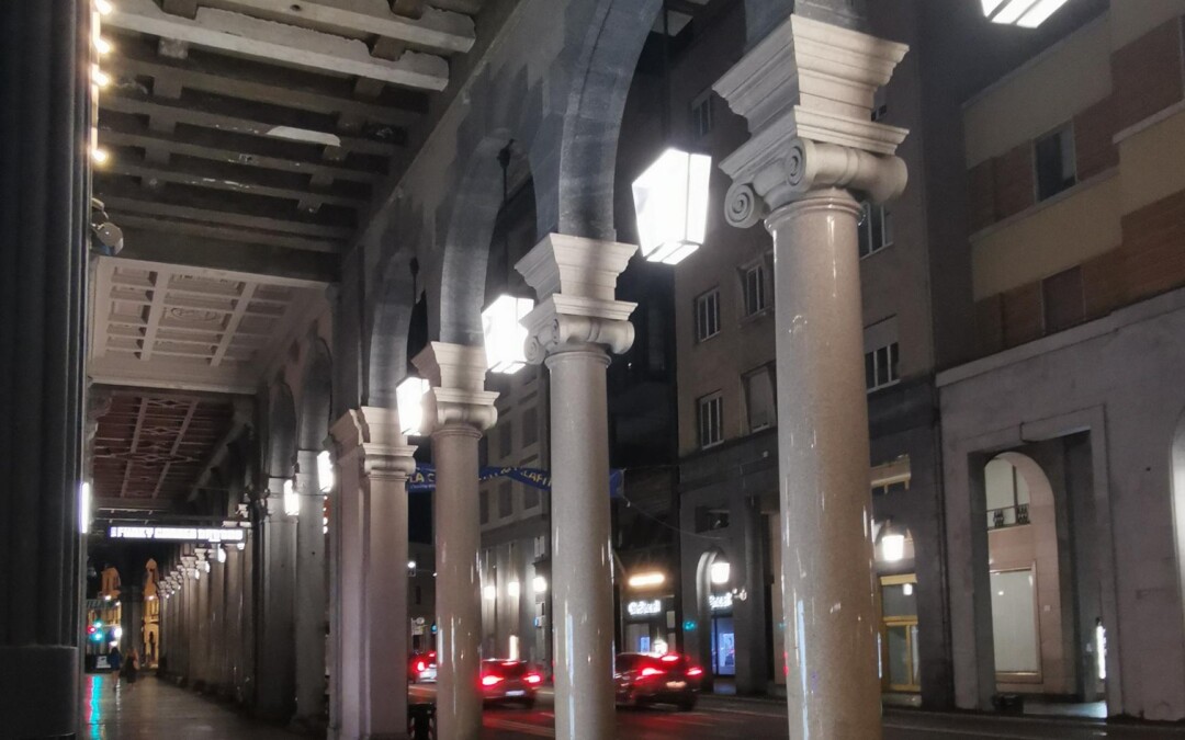 Armonia di luci tra i portici di Varese