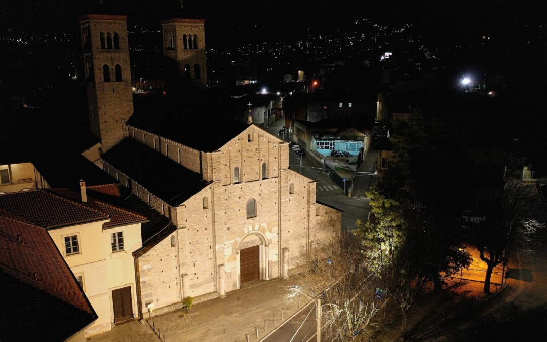 Como, l’illuminazione artistica riporta alla luce la Basilica di S. Abbondio