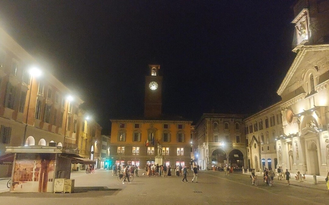 A Reggio Emilia, grazie alla luce, vedere con nuovi occhi Piazza Prampolini e Piazza San Prospero